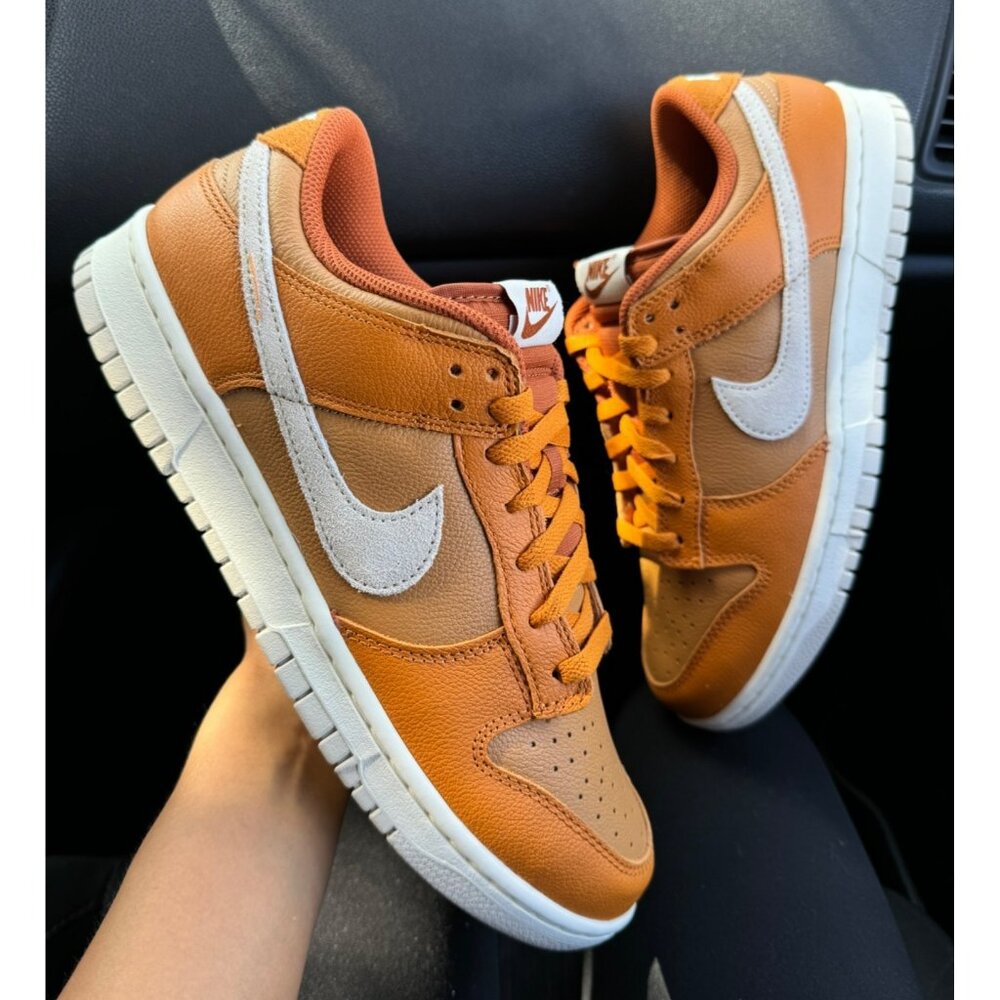 F78 - SIZE 10 MEN'S NIKE DUNK LOW RETRO SE MONARCH /FLAX/DARK RUSSET/ BROWN HJ91